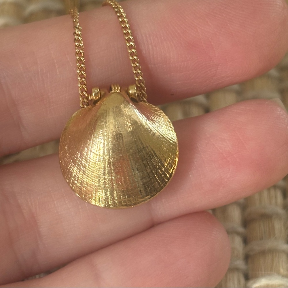 Avon Gold Tone Pearl Shell Pendant Necklace Woman’s Dainty Beach Ocean Jewelry - Picture 5 of 10